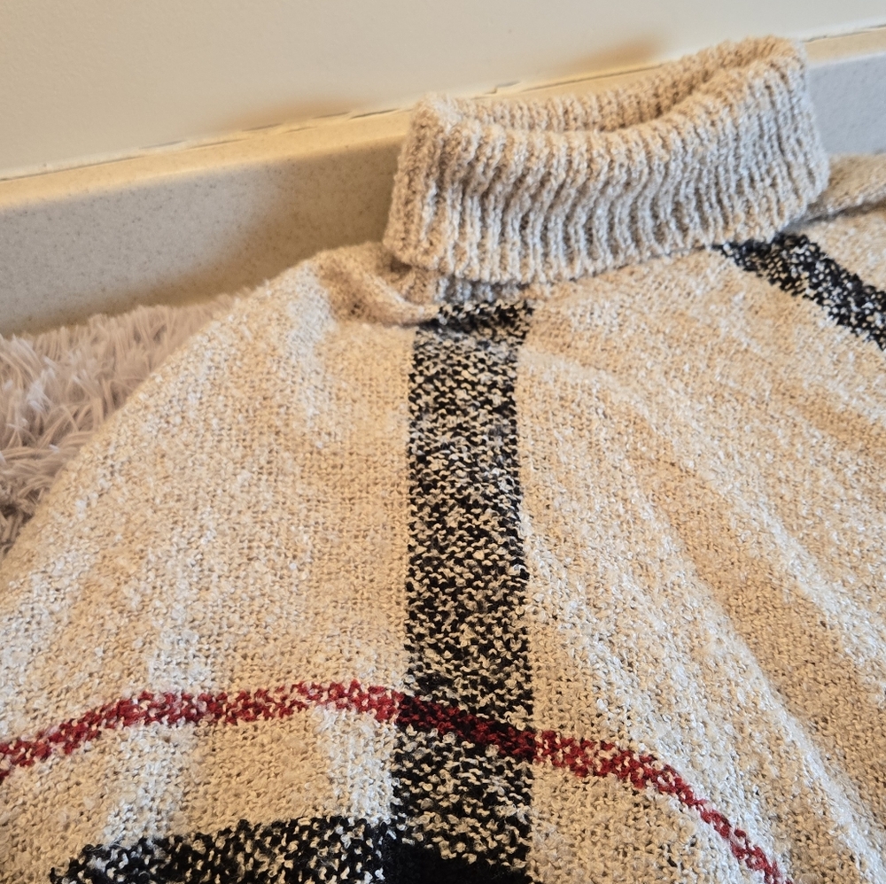 Poncho With Turtle Neck - Picture 7 of 16